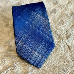 Van Heusen Blue Patterned Men's Tie NWOT 59” Long 2.75” Wide